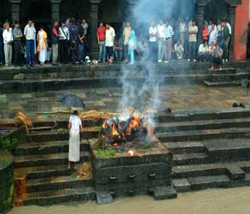 DSCF0106. Nepal, Pashupatinath, Leichenverbrennung